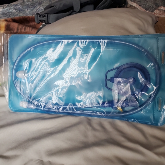 Desert Springs Hydration Backpack w/ 2L Water Bladder - Picture 8 of 8